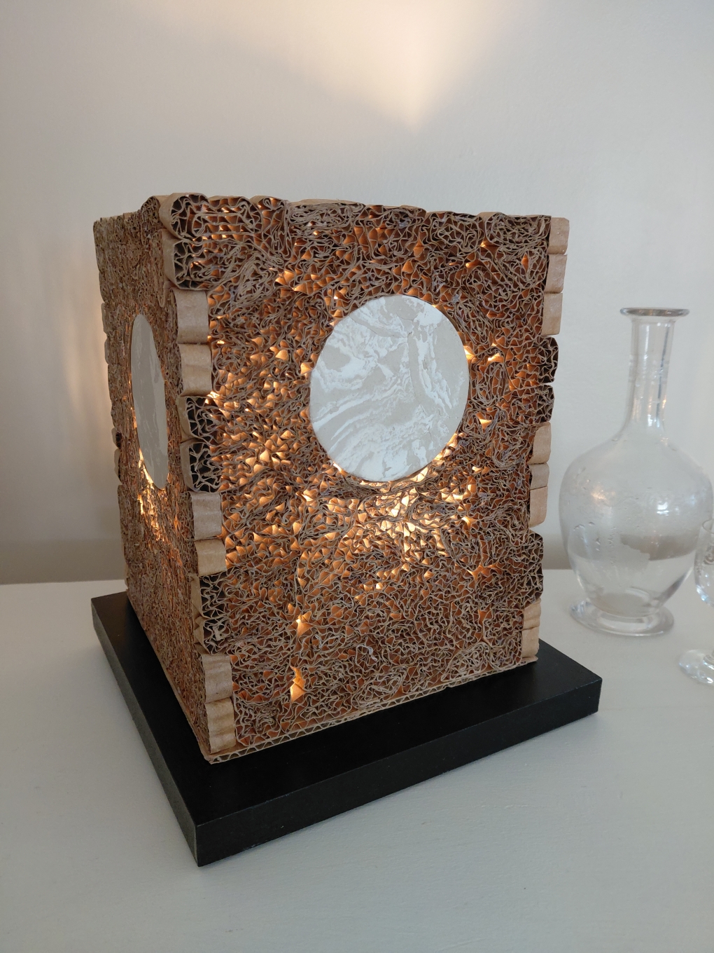 LAMPE CARREE en carton et pièces d&rsquo;argile /17 x17 cm support noir