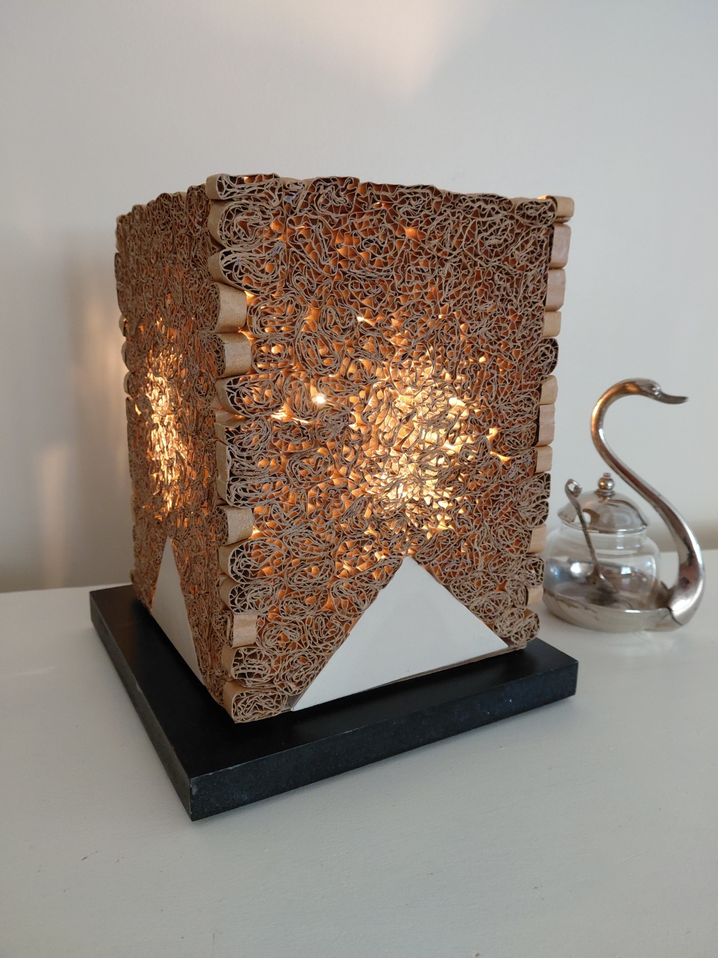 LAMPE CARREE en carton et pièces d&rsquo;argile /17 x17 cm support noir