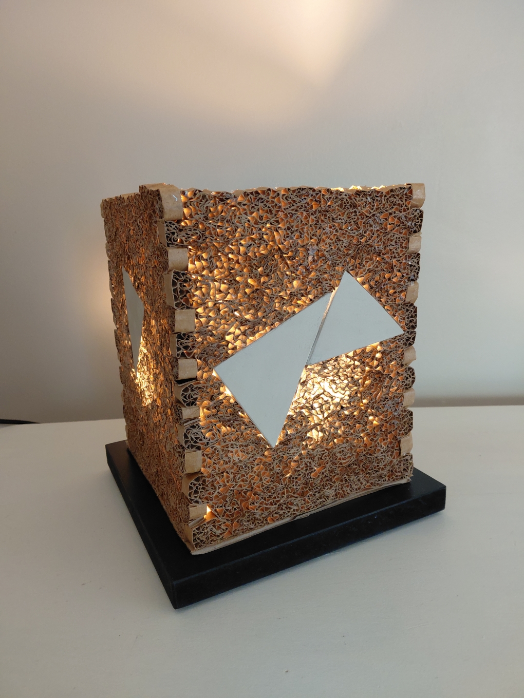 LAMPE CARREE en carton et pièces d&rsquo;argile /17 x17 cm support noir