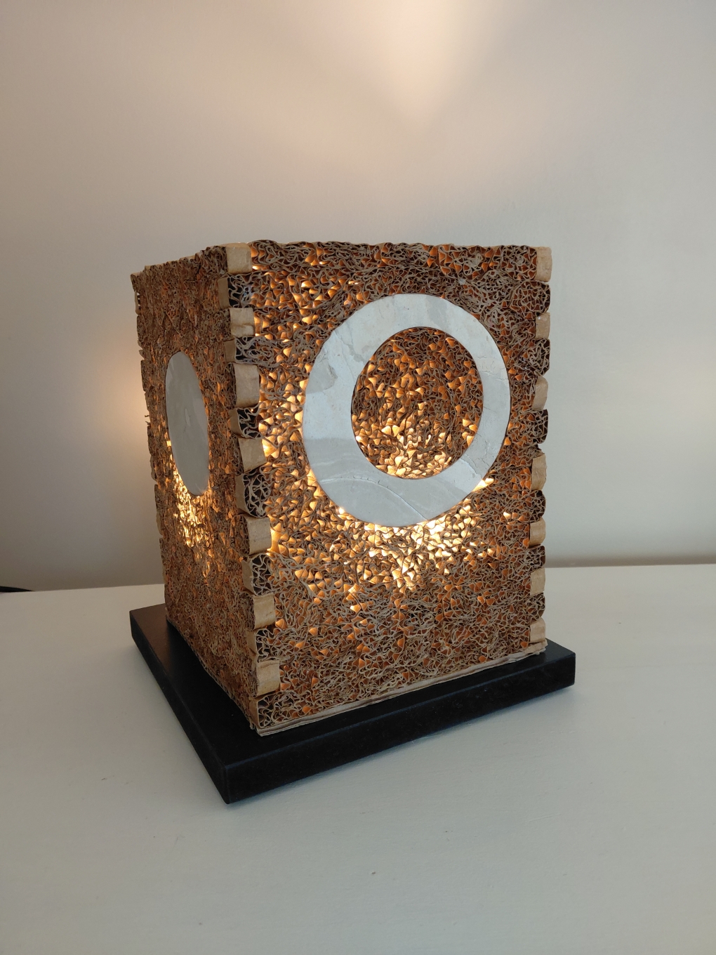 LAMPE CARREE en carton et pièces d&rsquo;argile /17 x17 cm support noir