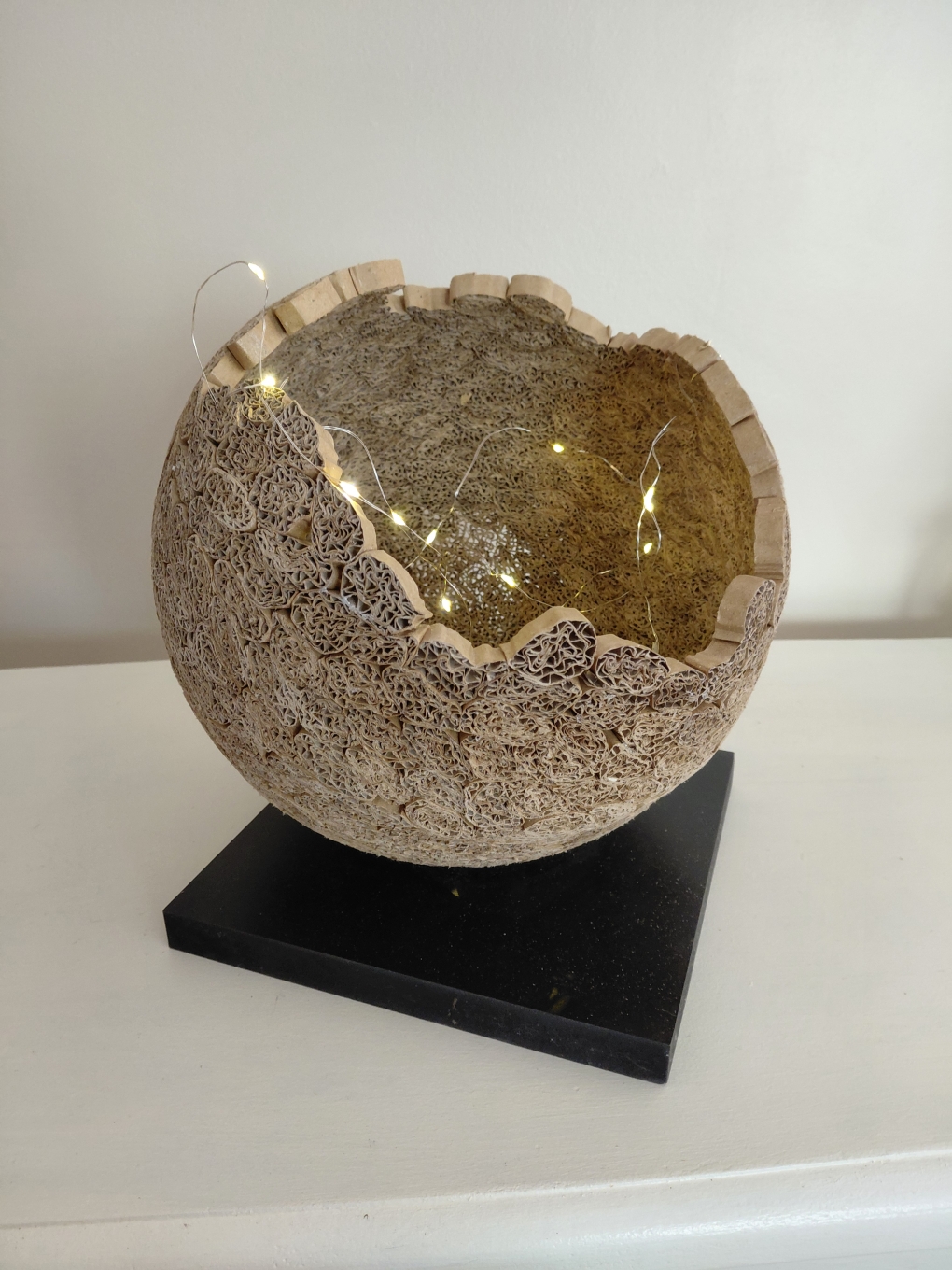 BOULE OUVERTE diam 25 cm sur socle noir