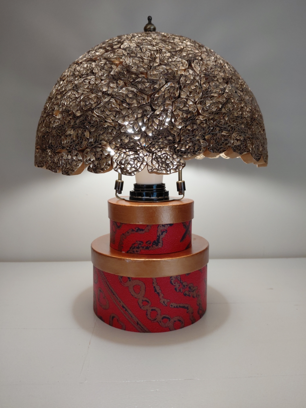LAMPE CHAMPIGNON socle boites carton papier décor rouge / autonome