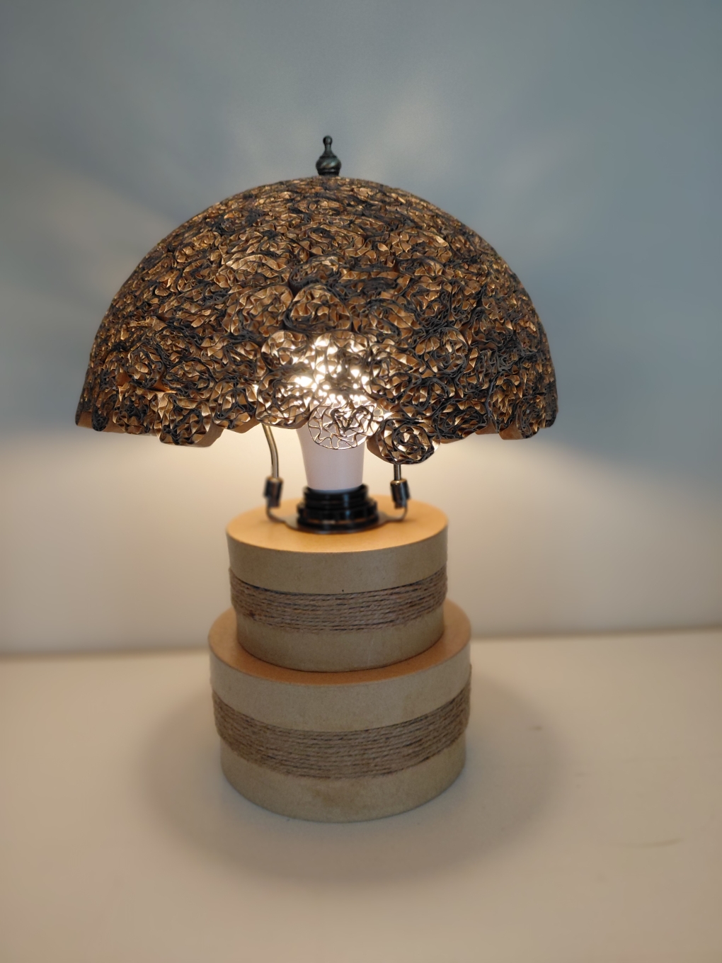 LAMPE CHAMPIGNON socle boites carton et corde /autonome