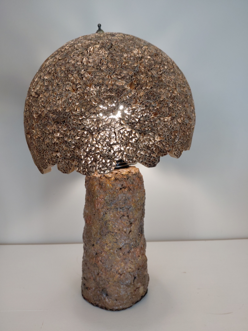 LAMPE CHAMPIGNON HAUTE socle carton mâché effet cuivre / autonome