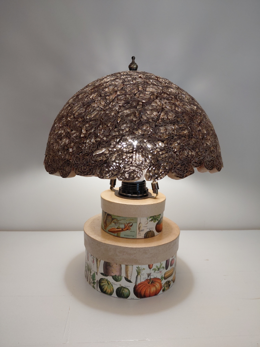 LAMPE CHAMPIGNON socle boites carton papier décoré / autonome
